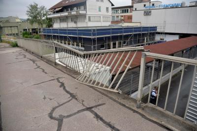 Pkw stuerzt von der Adenauerbruecke auf Firmengelaende